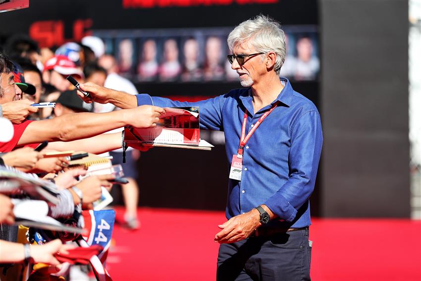 Damon Hill with fans